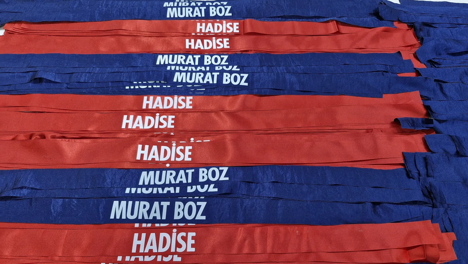 Toplu üretim: kırmızı ve lacivert saten konser bantları
